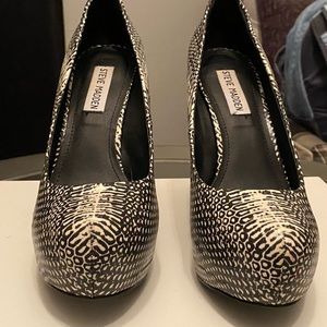 Steve Madden Black & White Size 8 5” Stiletto. Only worn a couple times
